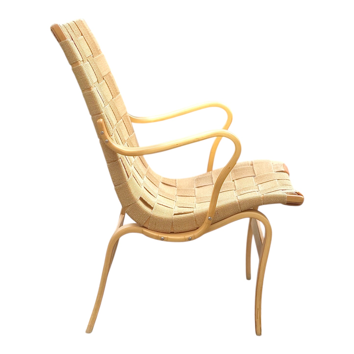 Stol fåtölj i profil Eva Bruno Mathsson Design ikonisk svensk möbeldesign vintage år 1972 stomme i bok flätad sadelgjord
