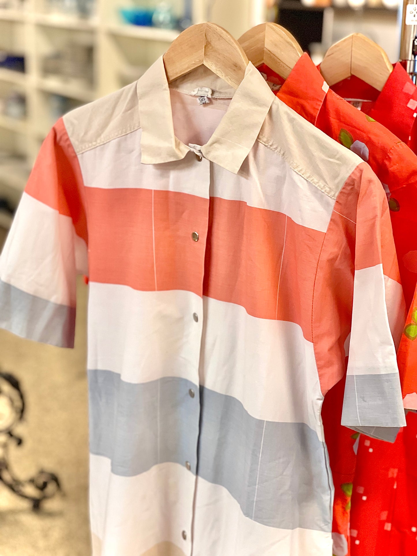 Klänningar retro vintage design Marimekko Suomi Finland bomull randig mönstrad flerfärgad mönstrad knappar krage