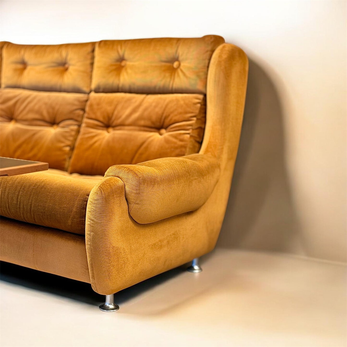 Lejongul designsoffa, plysch 1970-tal, vintage