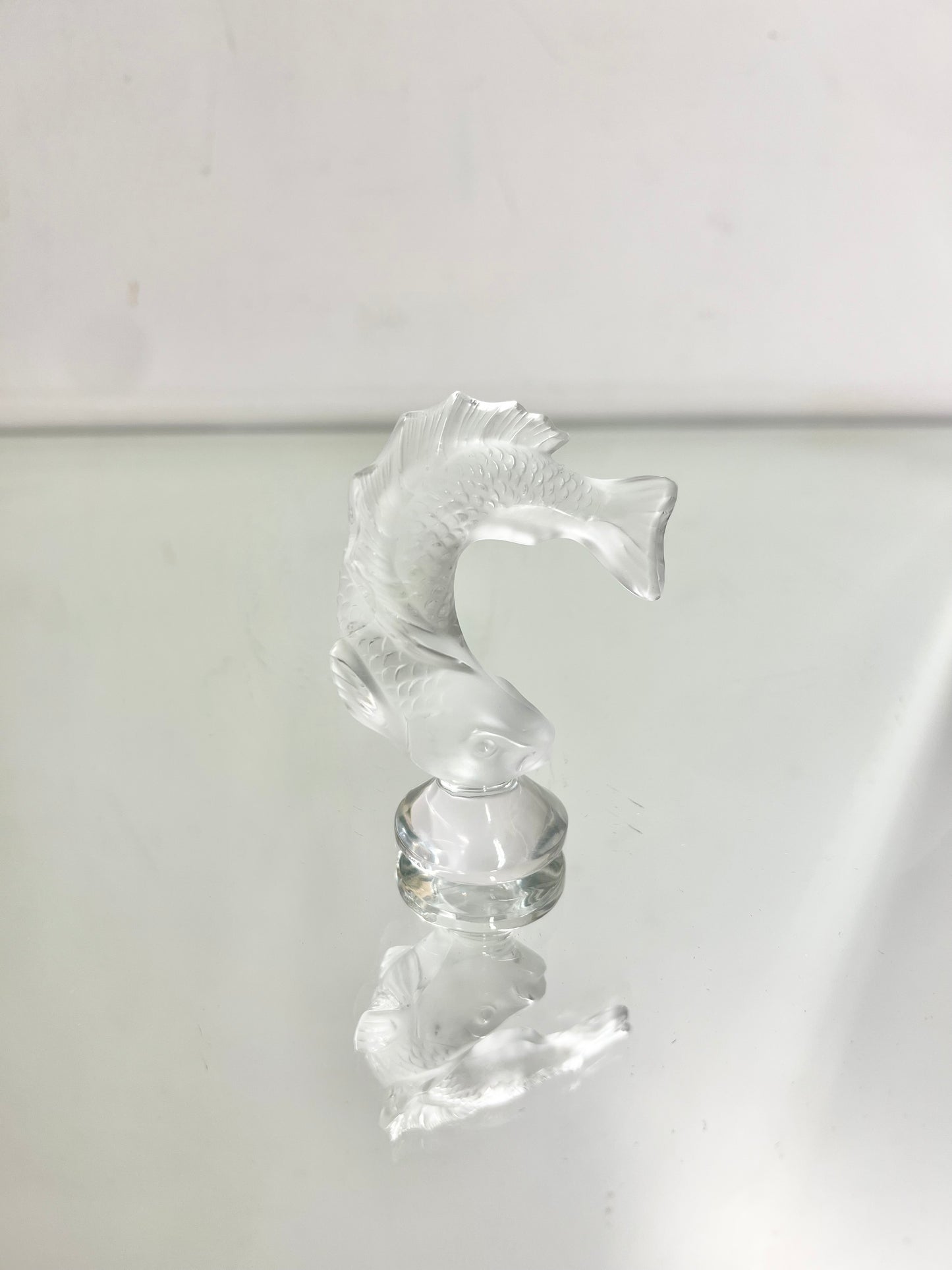 FIGURIN Lalique Papperstyngd Koi-fisk Glas Signerad