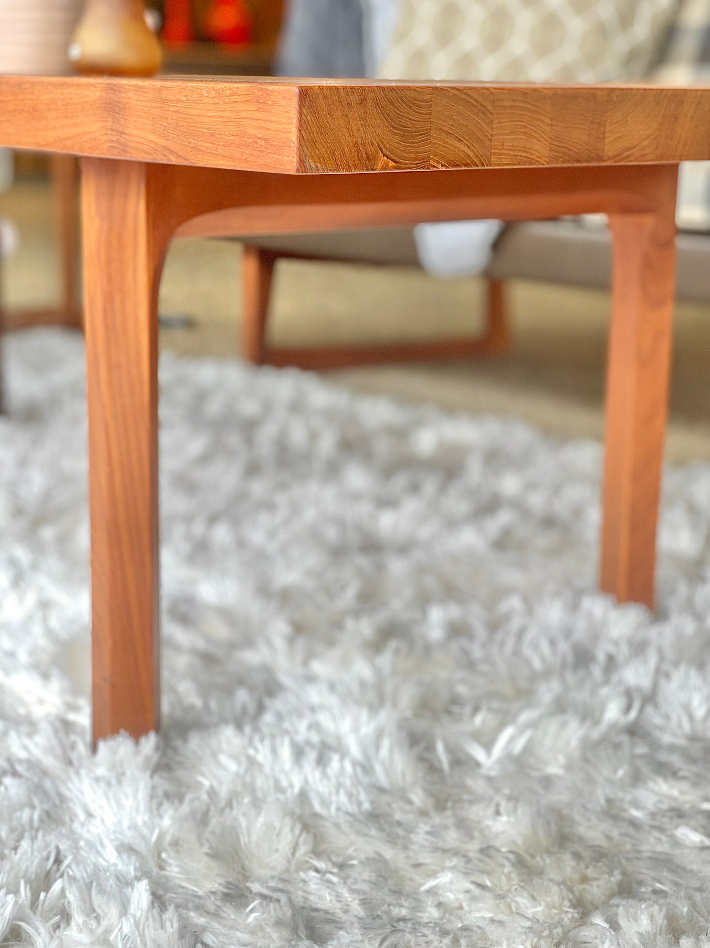 teak soffbord närbild soffben