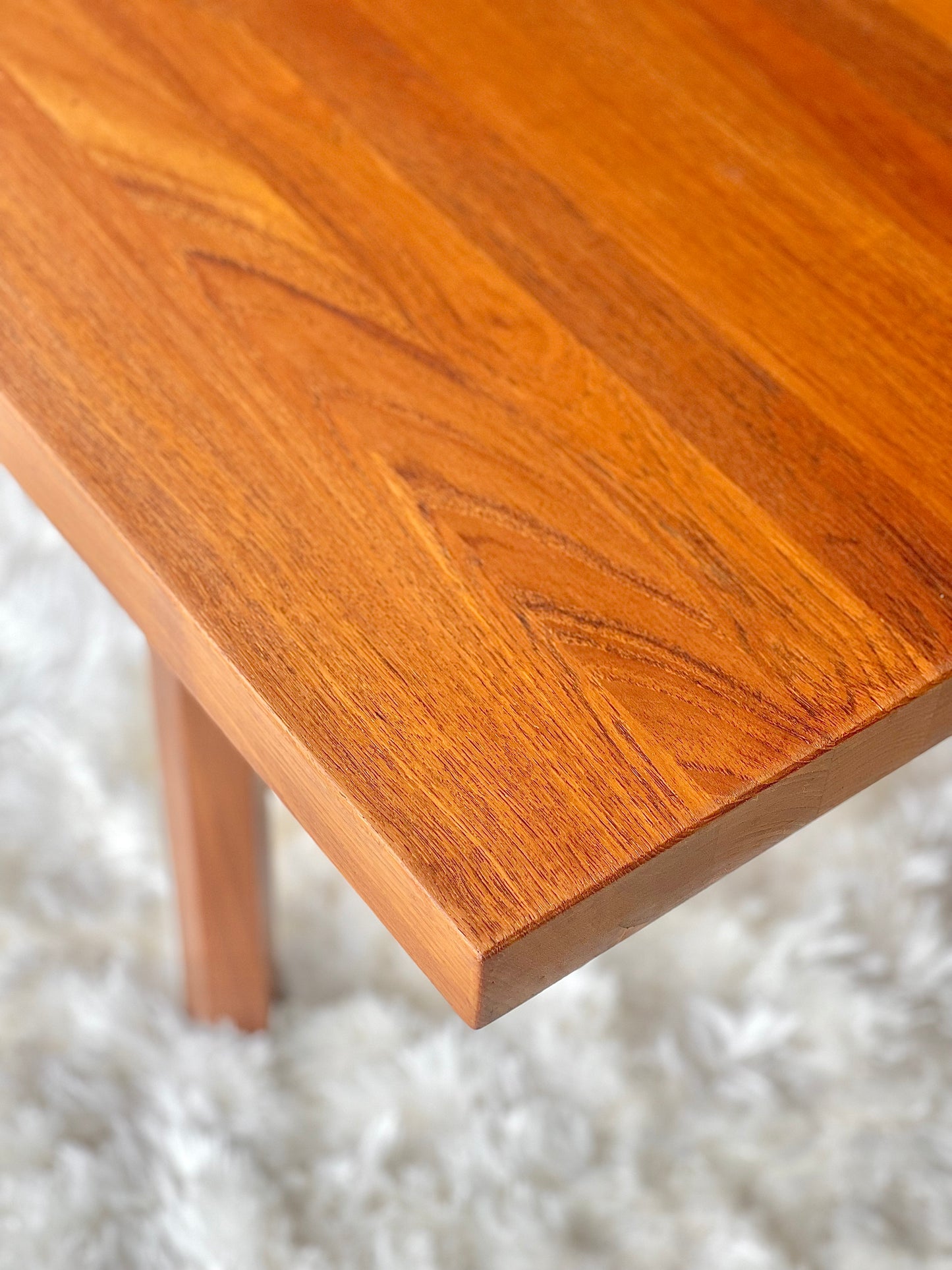 närbild teak bord retro