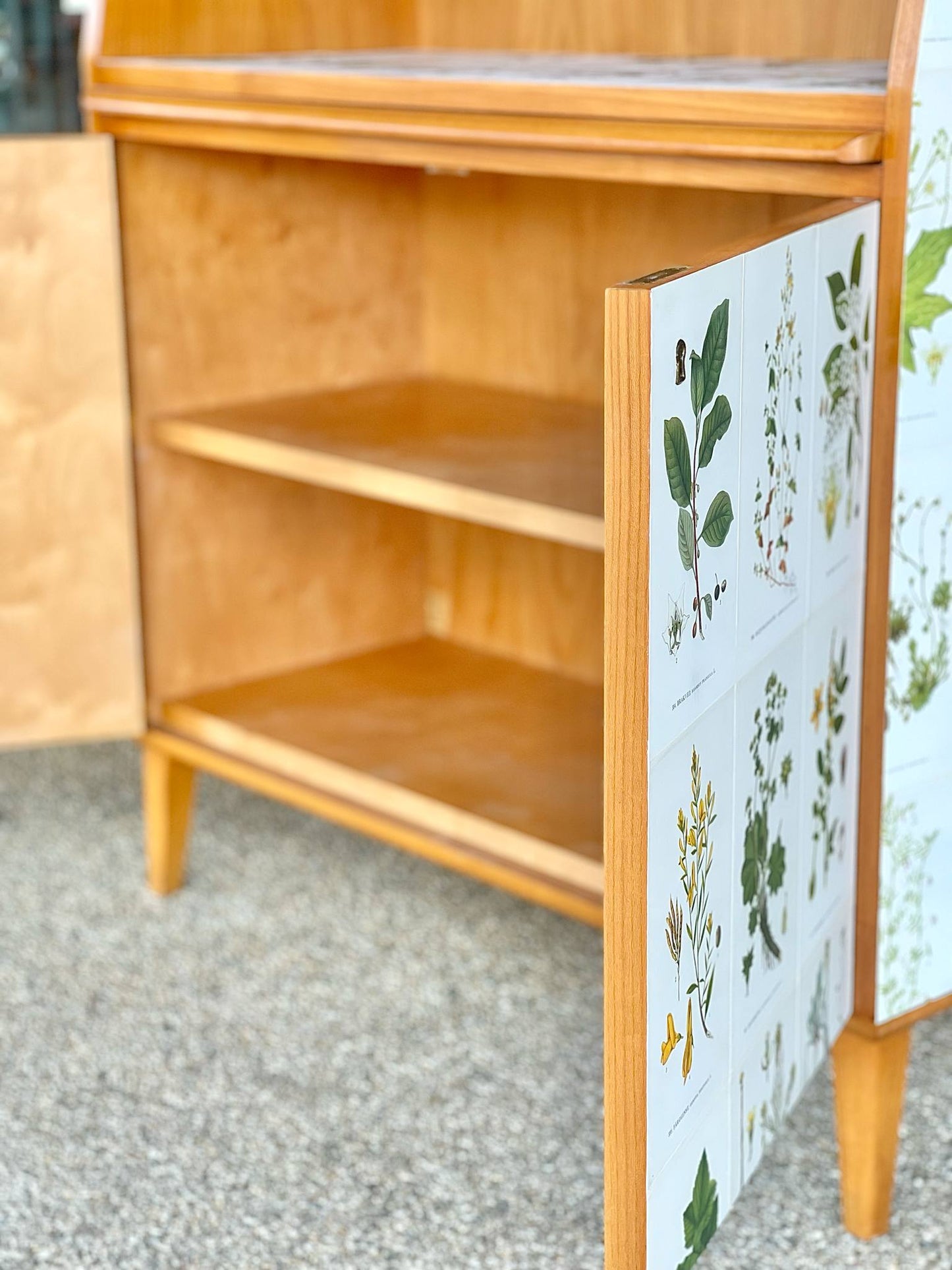Bokhylla AB Baums Möbelfabrik Swedish Modern Tapetserad i Nordisk Flora