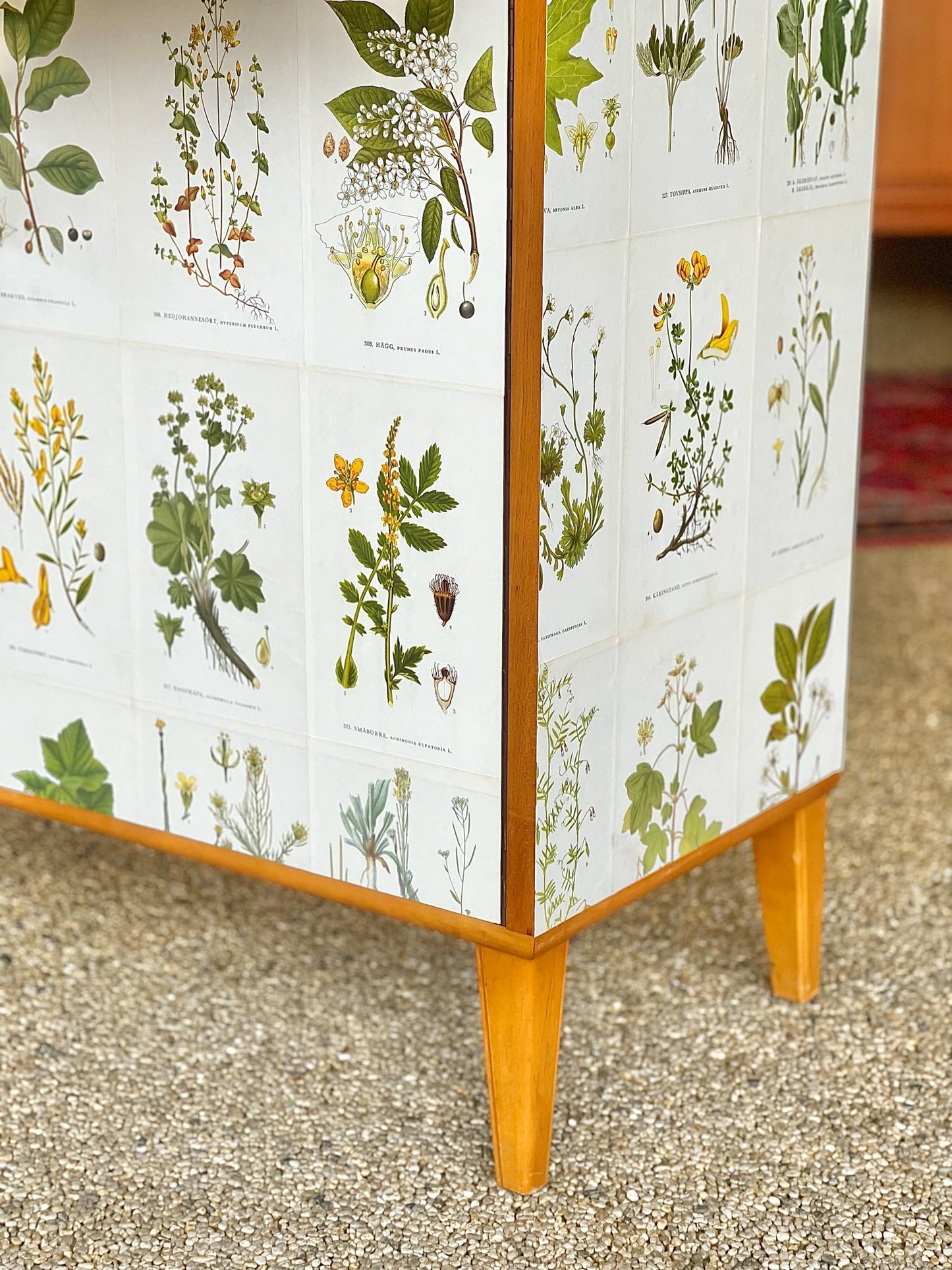 Bokhylla AB Baums Möbelfabrik Swedish Modern Tapetserad i Nordisk Flora
