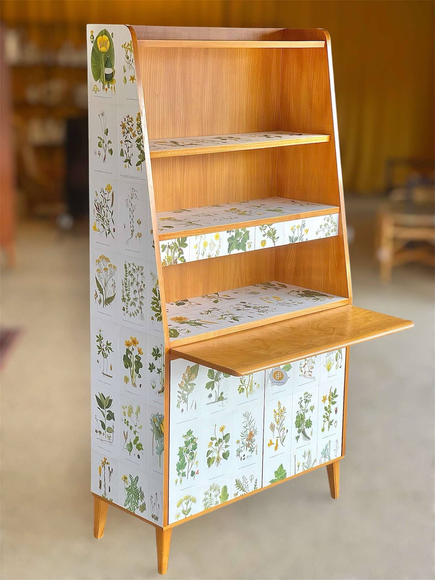 Bokhylla AB Baums Möbelfabrik Swedish Modern Tapetserad i Nordisk Flora