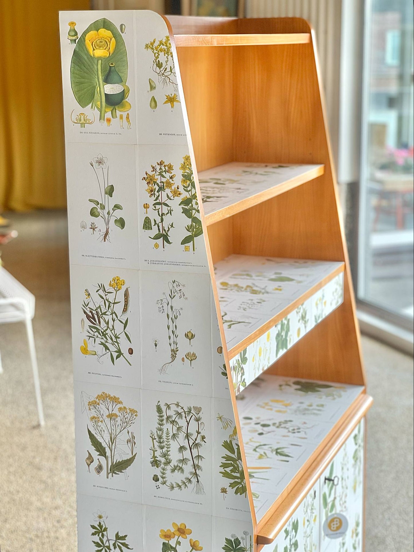 Bokhylla AB Baums Möbelfabrik Swedish Modern Tapetserad i Nordisk Flora