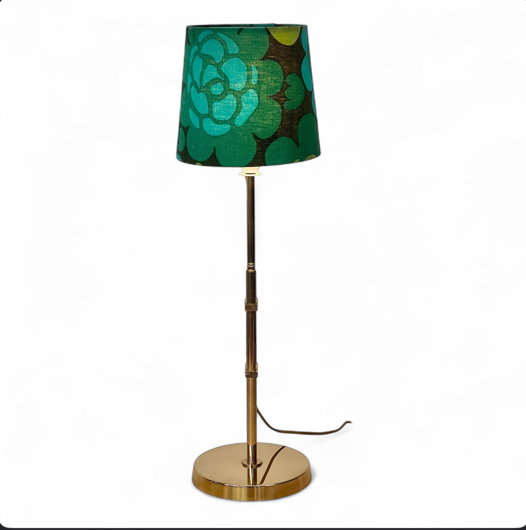 bergboms lampa med grön skärm