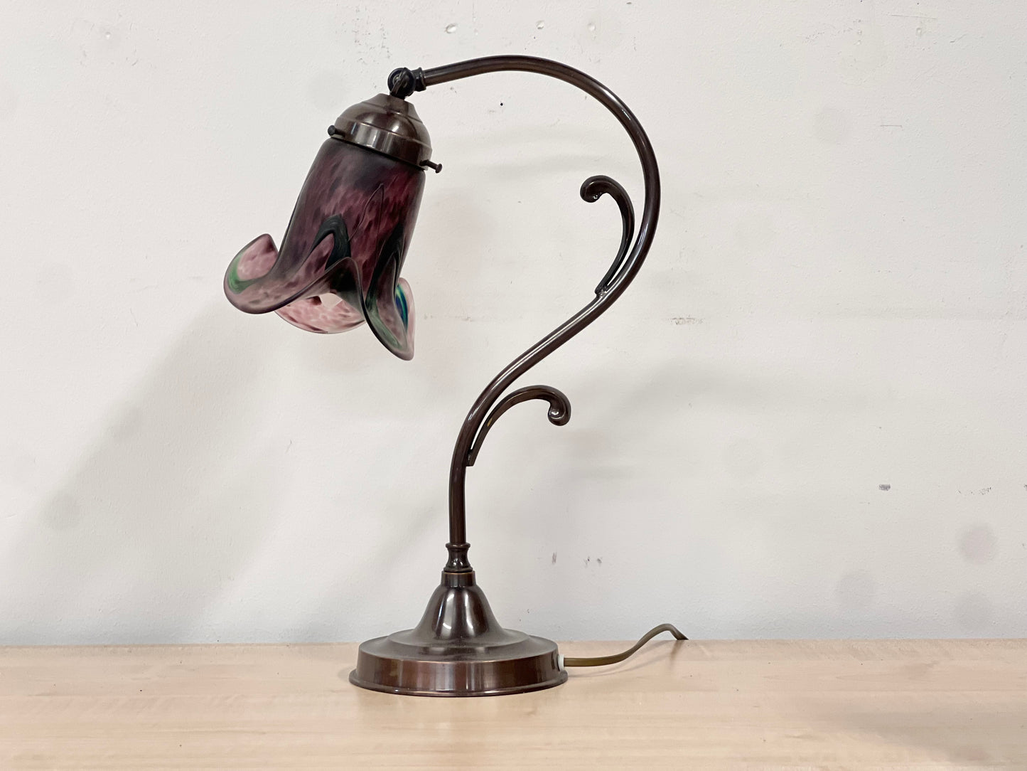 Gamla stans lampverkstad Bordslampa Lilja Lila Blomma