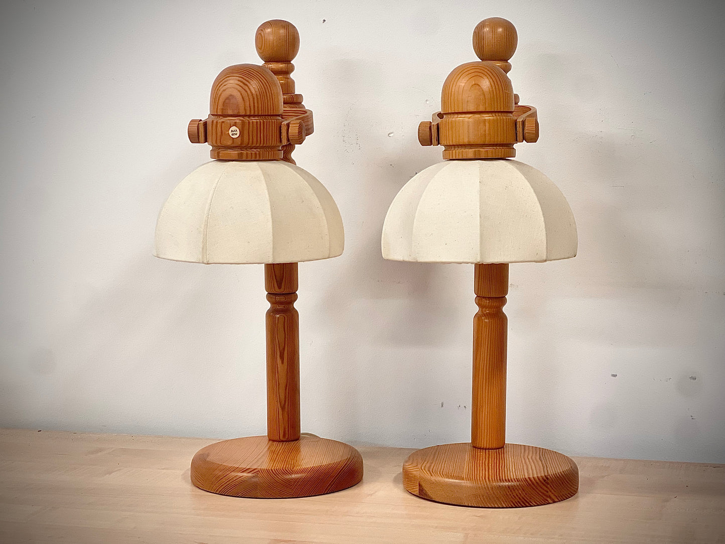 2 lampor i furu med linneskärm vintage