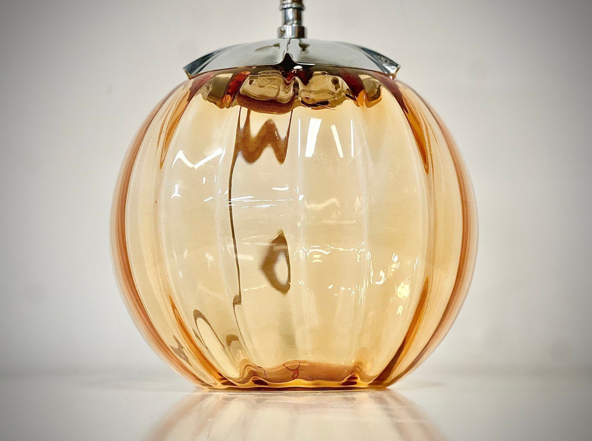 närbild glas bordslampa swedish modern