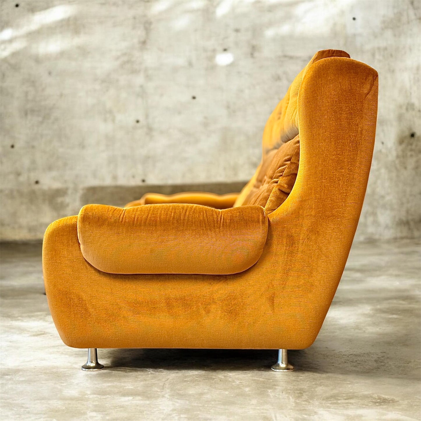 Lejongul designsoffa, plysch 1970-tal, vintage
