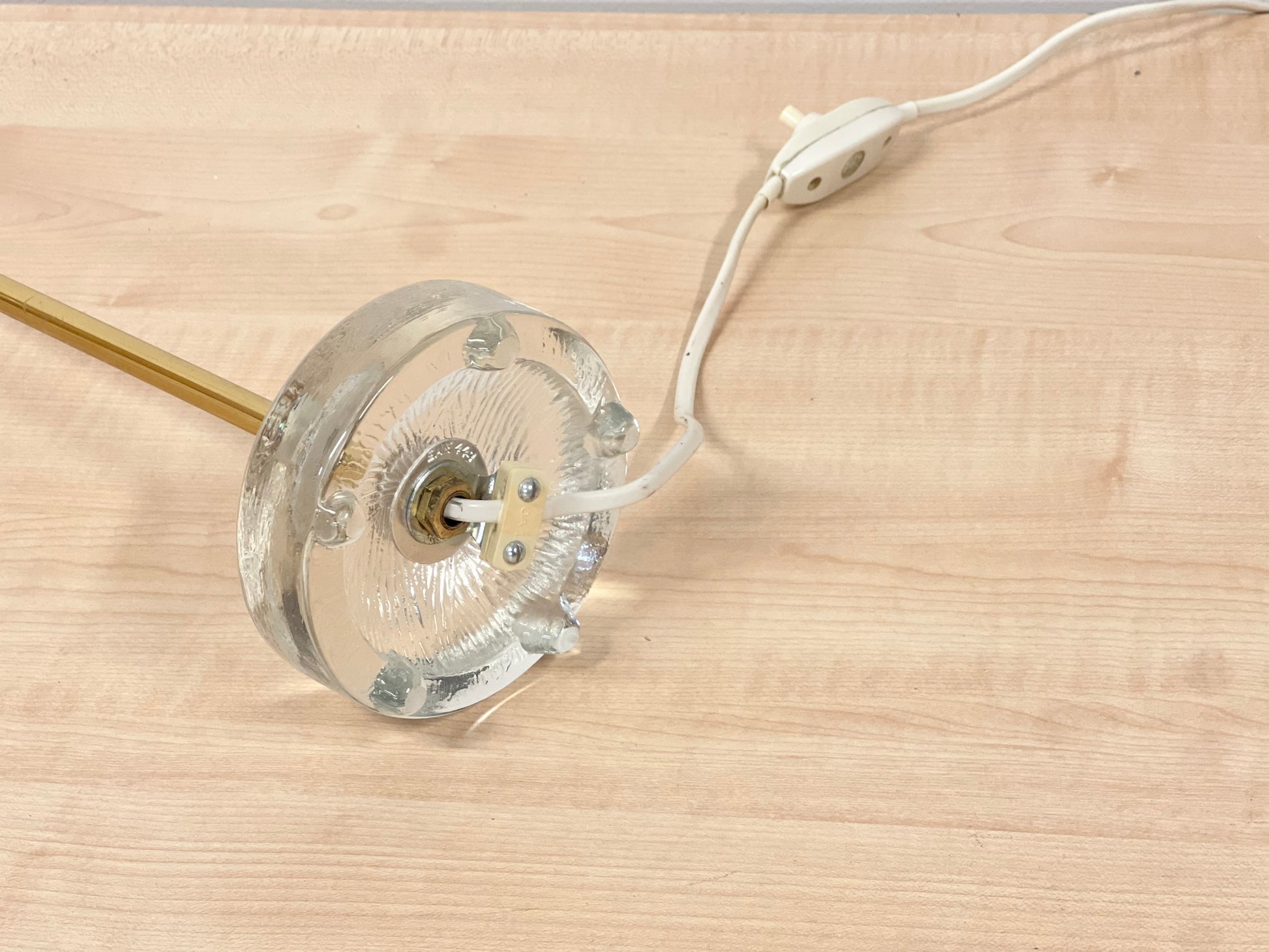 undersidan av EAE bordslampa