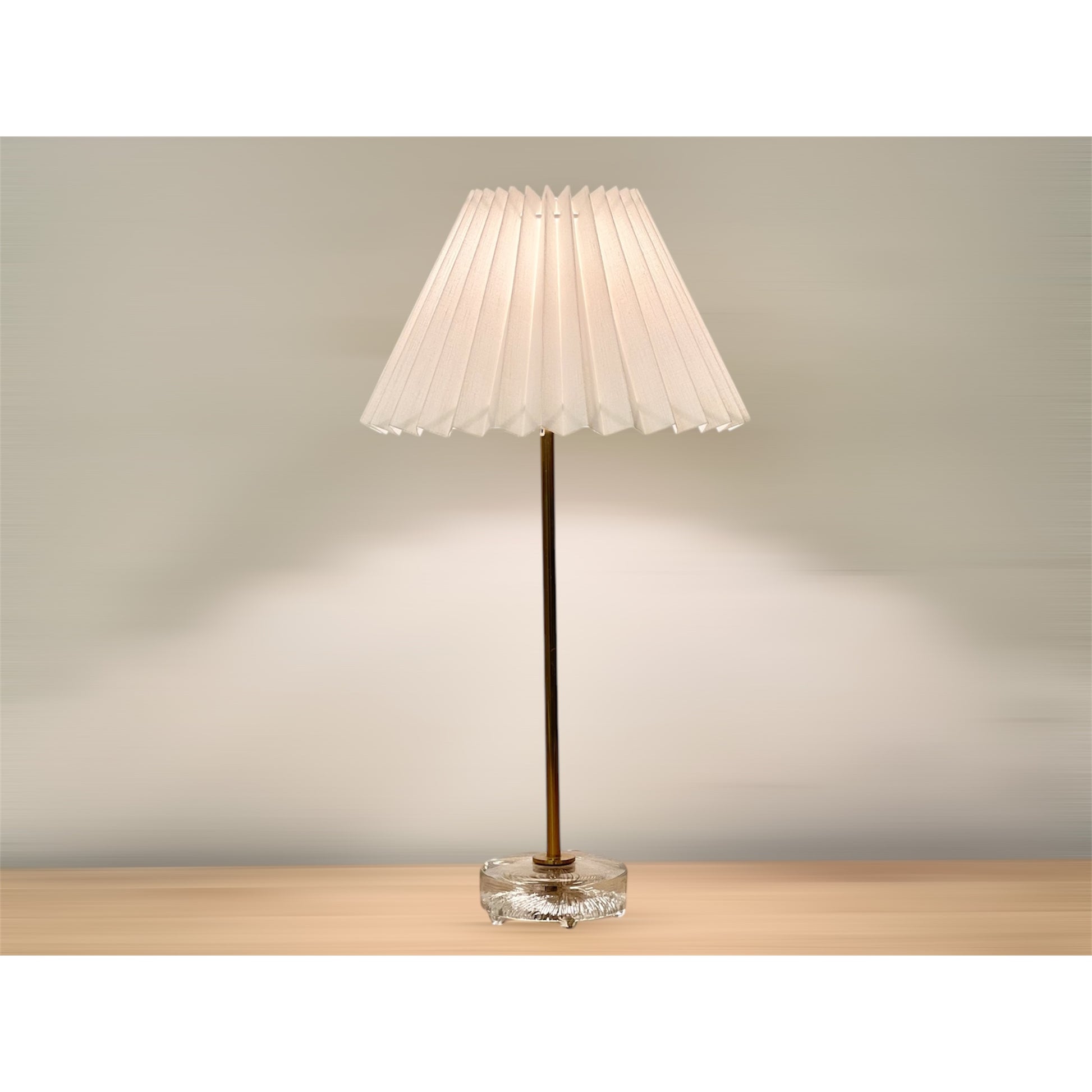 plisserad vit skärm vintage lampa eae bohagsbyrån